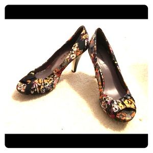 Multicolored peep toe pumps